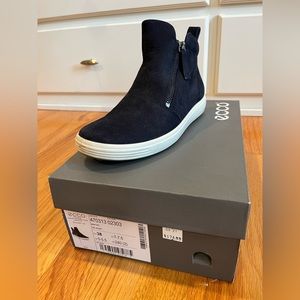 New in Box ECCO Soft 7 Women’s Zip Bootie Sneaker Night Sky 38 (7 - 7-1/2)
